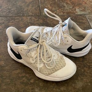 Nike woman’s volleyball hyper court size 6